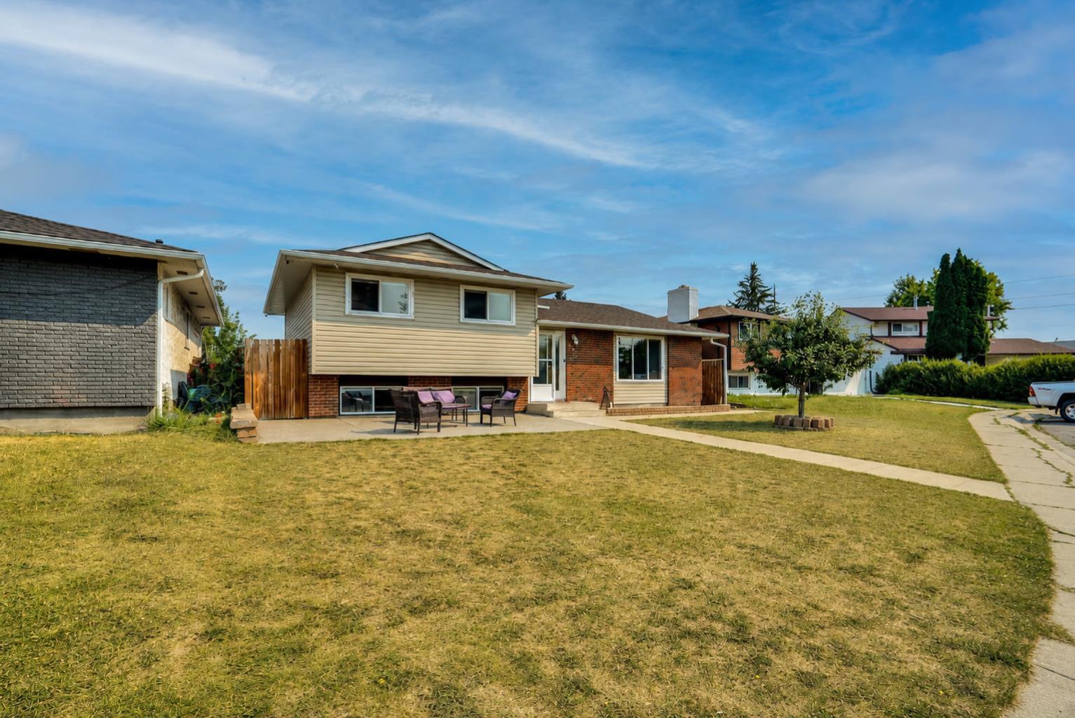 212 Pinetree Place NE
