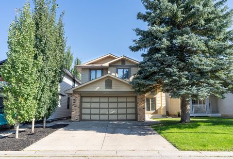 Photo of 33 Sundown Close SE, Calgary, AB T2X 2X3 (MLS # A2245531) Photo of 33 Sundown Close SE, Calgary, AB T2X 2X3 (MLS # A2245531)