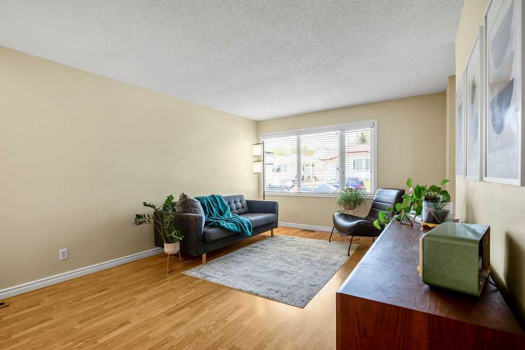 111 Shawmeadows Crescent SW