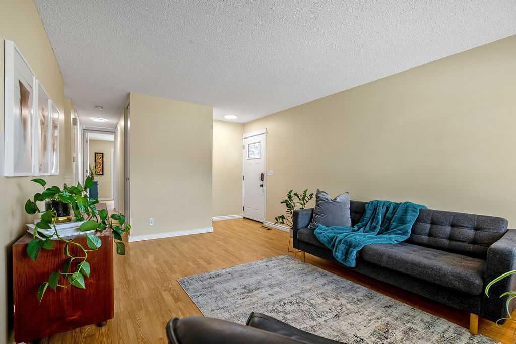 111 Shawmeadows Crescent SW