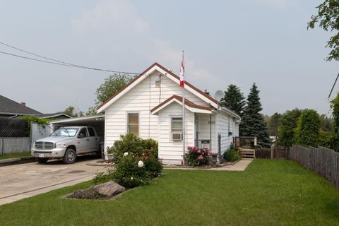 Photo of 5020 56 Street, Innisfail, AB T4G 1R3 (MLS # A2325887)