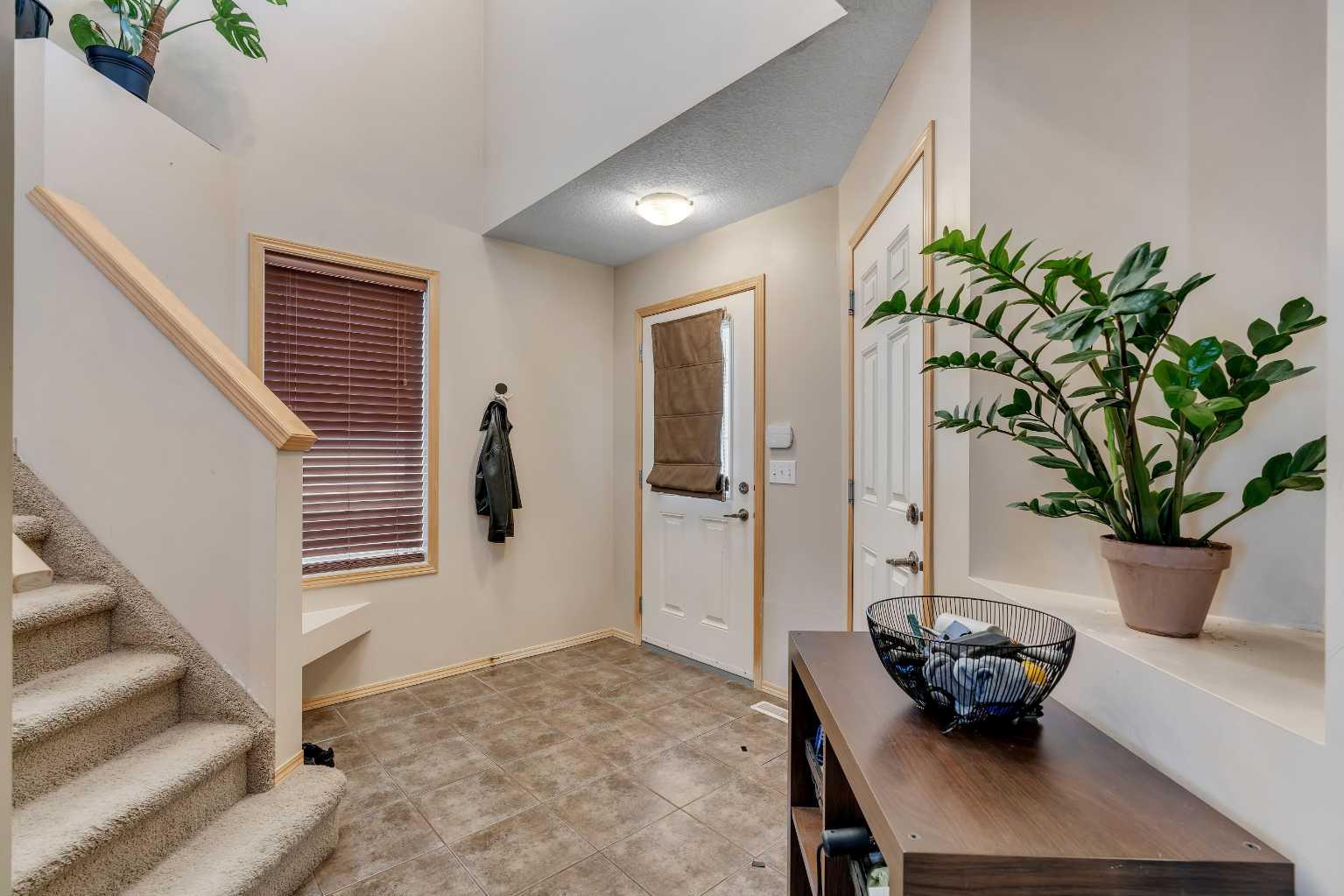 100 Covecreek Close NE