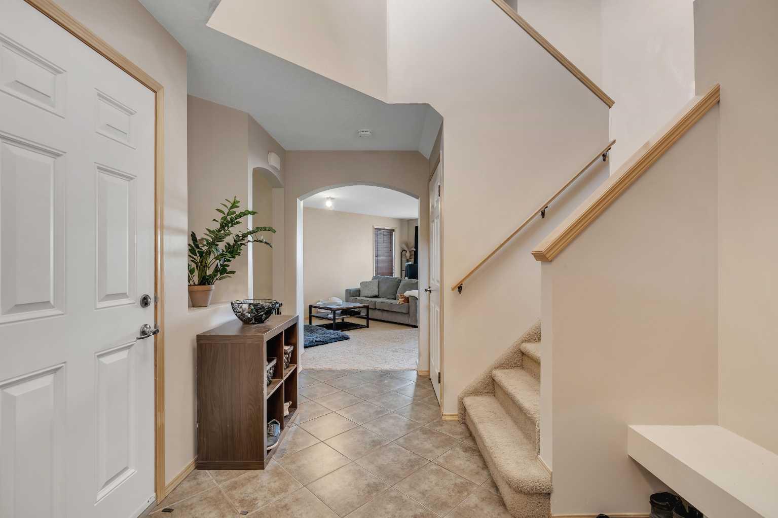 100 Covecreek Close NE