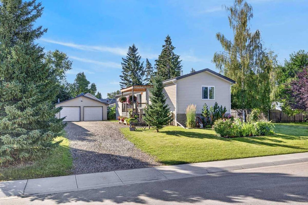 Photo of 1223 Downie Street, Carstairs, AB T0M 0N0 (MLS # A2337799)