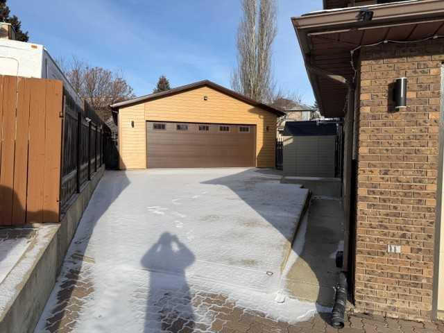 421 Sherwood Place W