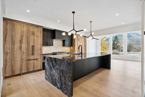 512 8th Avenue Canmore AB T1W 2E3