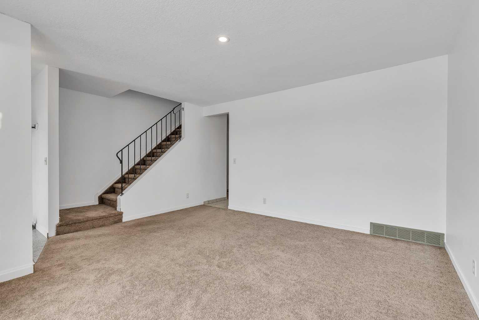 318 Marlborough Way NE