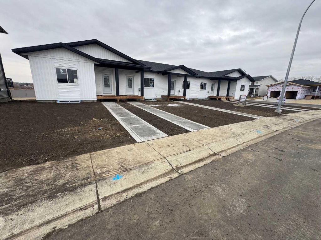 Photo of 9 Gray Close, Sylvan Lake, AB T4S 0W4 (MLS # A2310274)