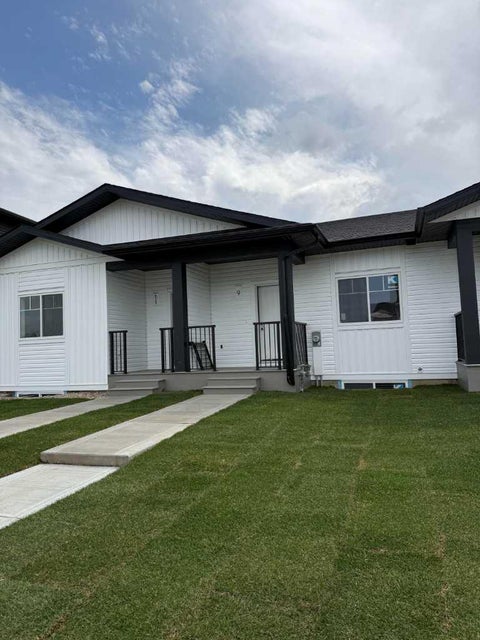 Photo of 9 Gray Close, Sylvan Lake, AB T4S 0W4 (MLS # A2310274)