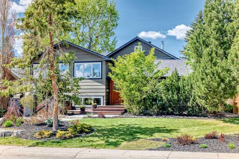 Photo of 43 Westview Drive SW, Calgary, AB T3C 2R8 (MLS # A2313090)