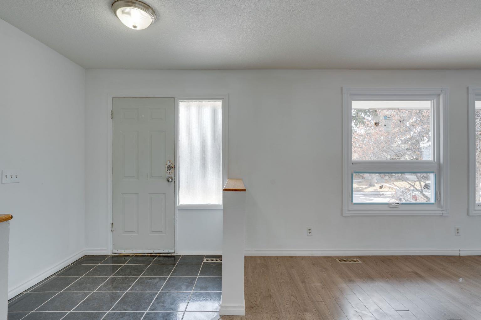 255 Queen Tamara Way SE