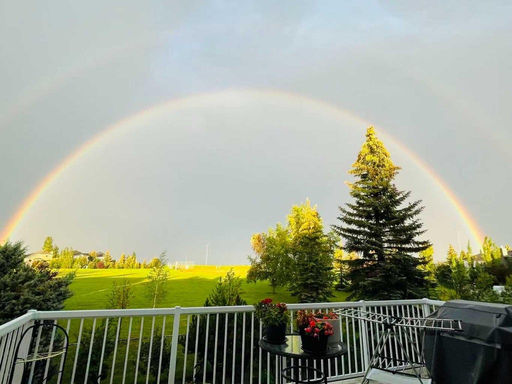 Photo of 131 Edgebrook Close NW, Calgary, AB T3A 4W7 (MLS # A2338355)