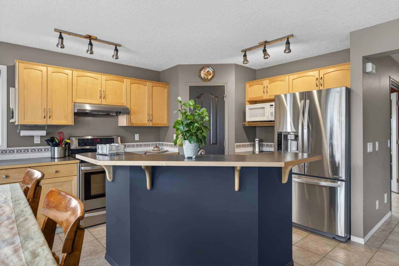 204 Citadel Meadow Close NW