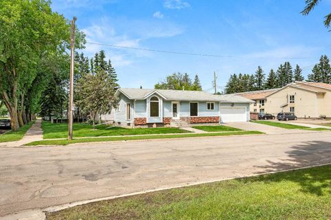 Photo of 5502 46 Street, Lloydminster, AB T9V 0E5 (MLS # A2325272)