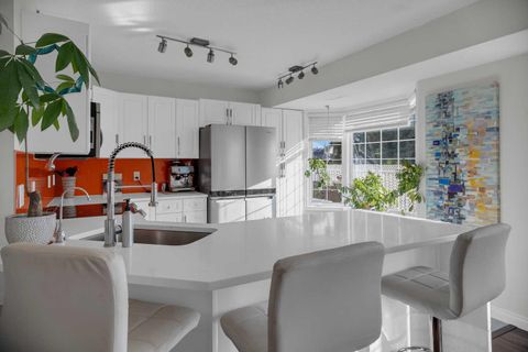 2208 29 Street SW 2 Calgary AB T3E 2K2