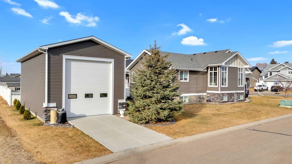 Photo of 3901 49 Ave Ave, Ponoka, AB T4J 0B6 (MLS # A2287534)