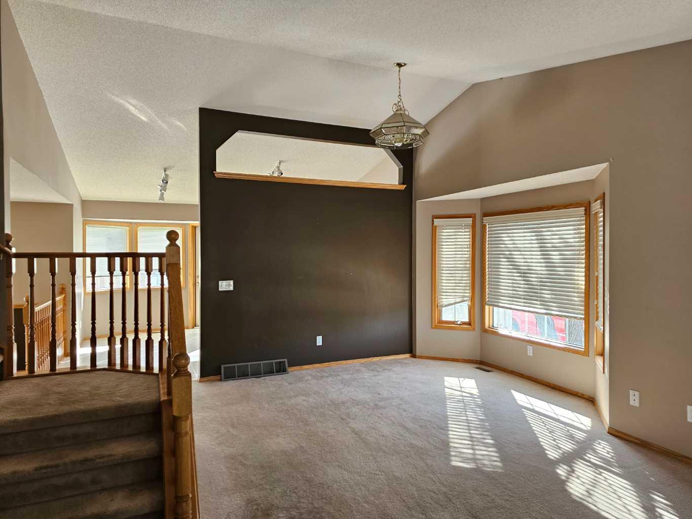 302 Meadowbrook Bay SE