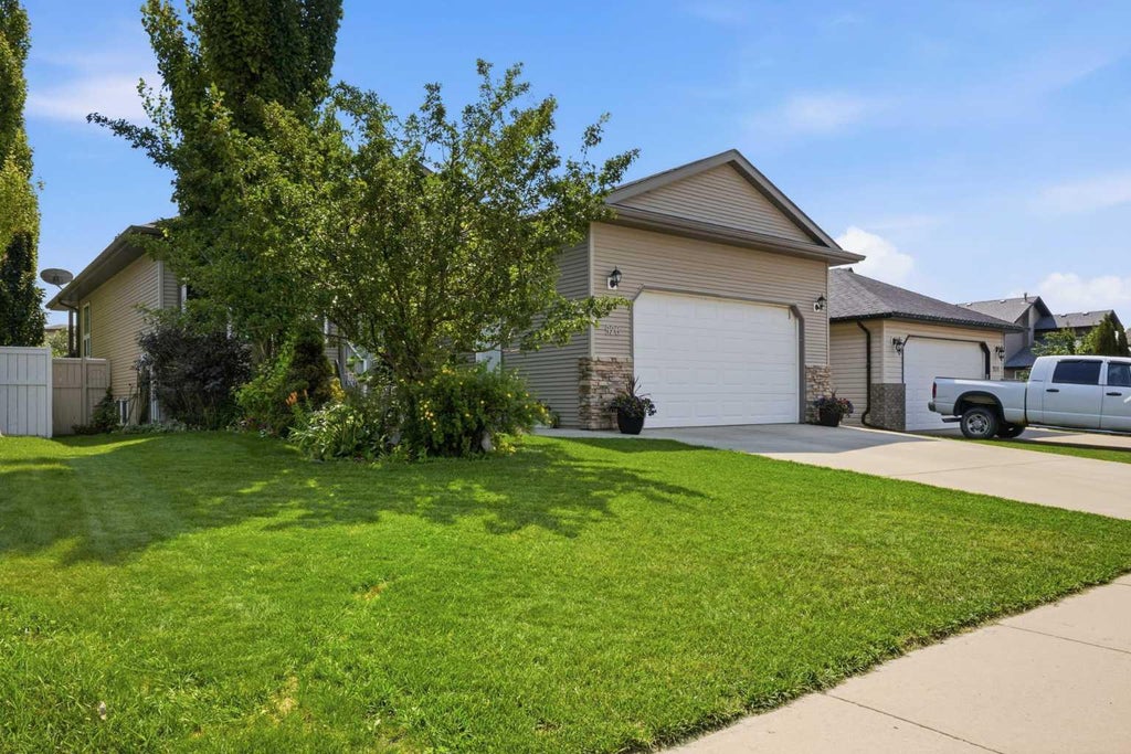 Photo of 926 Ramage Crescent, Red Deer, AB T4H 3X9 (MLS # A2348638)