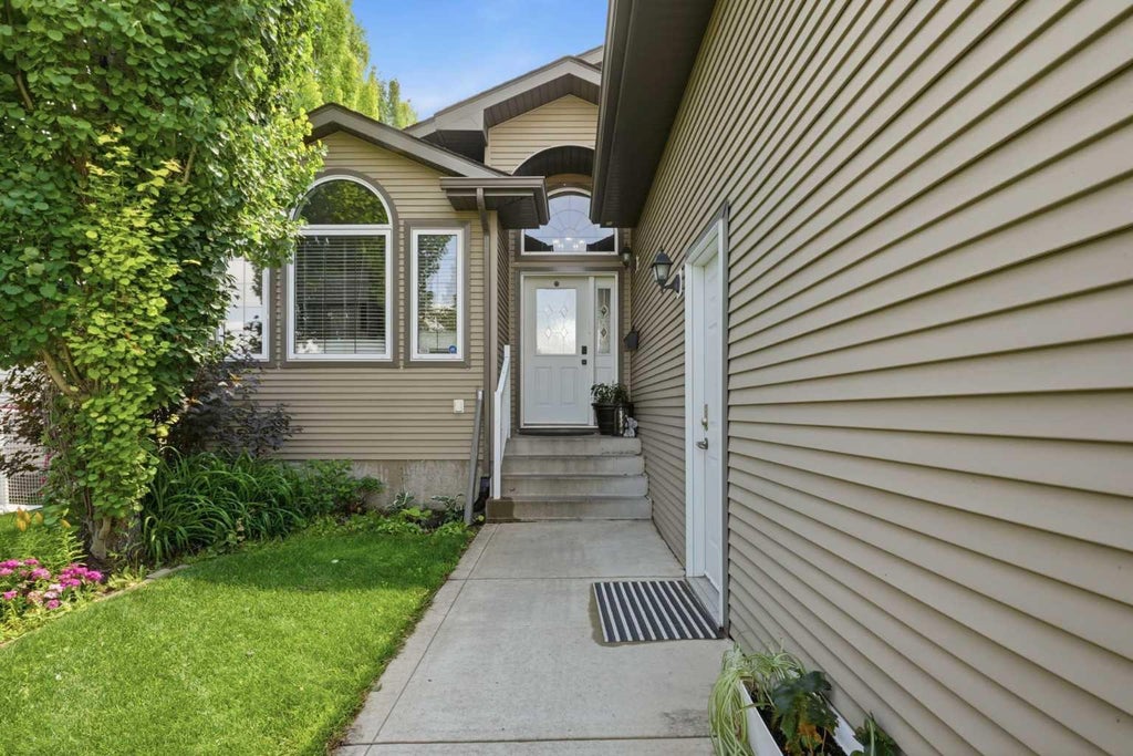 Photo of 926 Ramage Crescent, Red Deer, AB T4H 3X9 (MLS # A2348638)