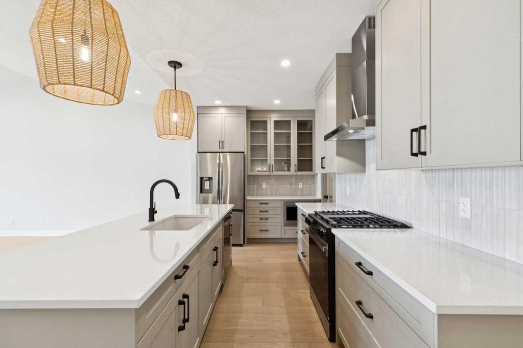 Photo of 640 Shawnee Terrace SW, Calgary, AB T2Y 0X5 (MLS # A2305029)