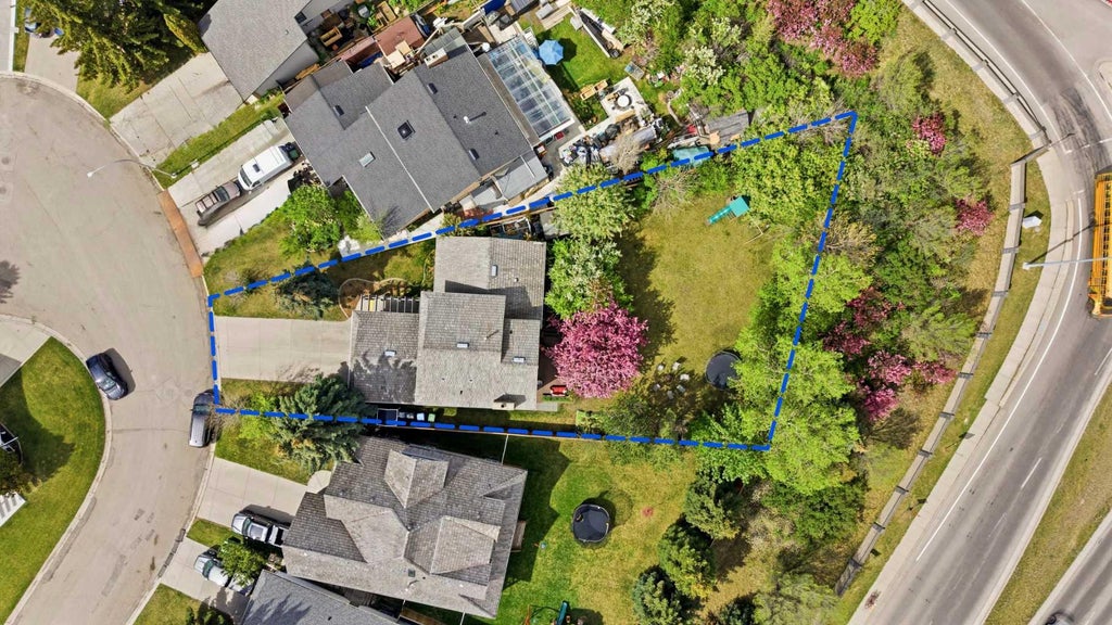 Photo of 36 Varsity Estates Court NW, Calgary, AB T3B 5B1 (MLS # A2351434)