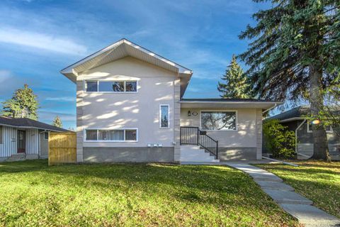 Property photo of 4216 Brisebois Drive Nw, Calgary, AB T2l 2e7
