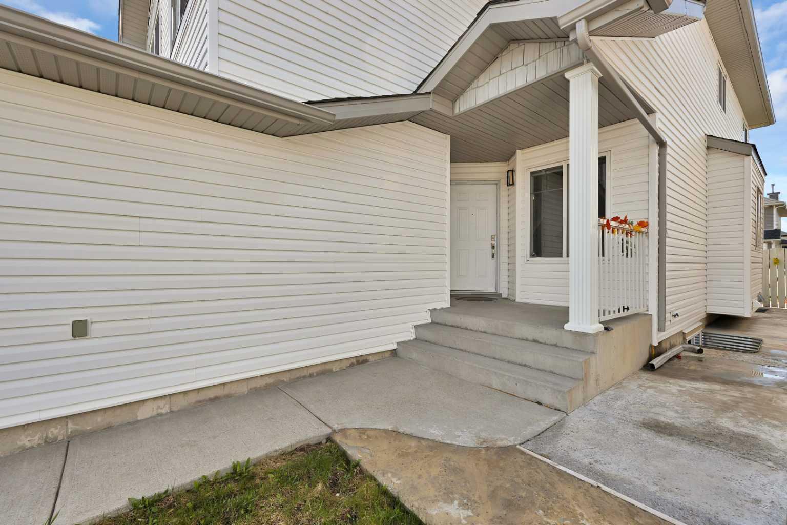 218 Saddlefield Place NE