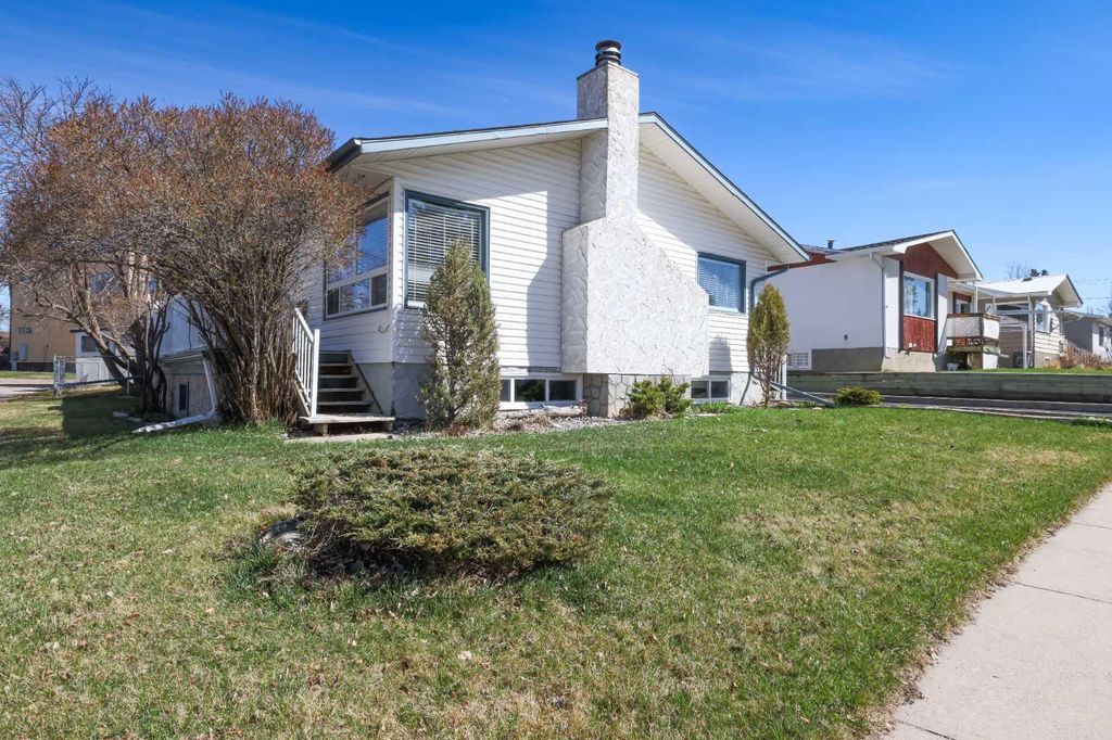 Photo of 5424 51 Avenue, Rocky Mountain House, AB T4T 1E8 (MLS # A2309312)