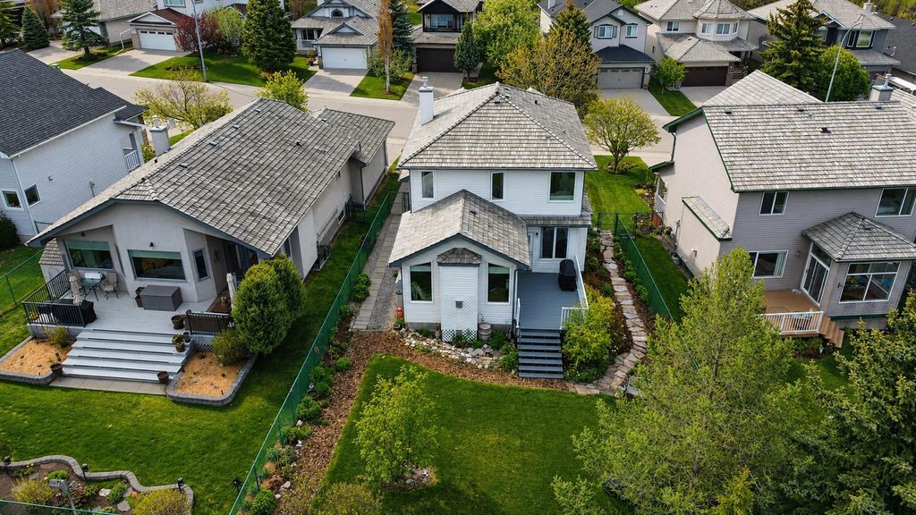 Photo of 124 Gleneagles Terrace, Cochrane, AB T4C 1W6 (MLS # A2314525)