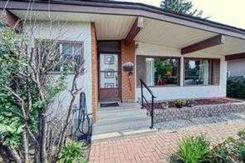 10212 8 Street SW Calgary AB T2W 0H1