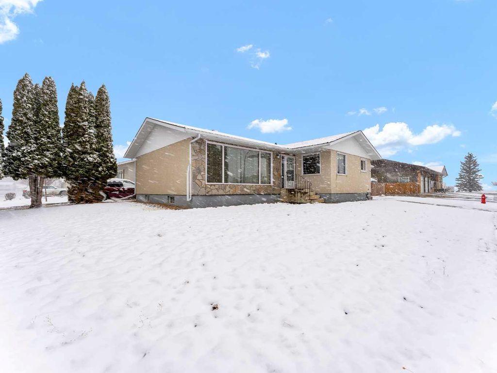 Photo of 38 Markwick Drive SE, Medicine Hat, AB T1A 7V6 (MLS # A2292322)