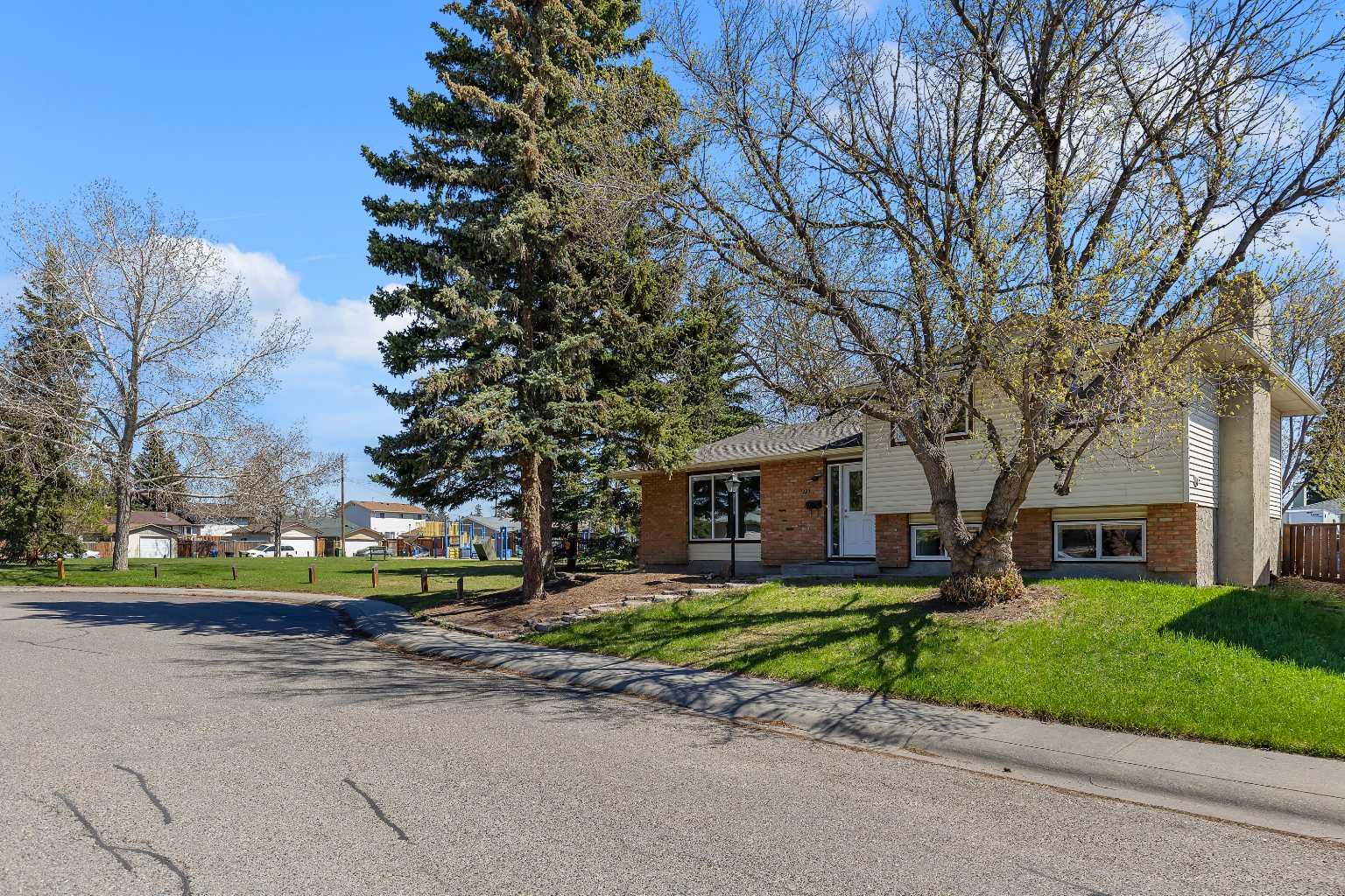 221 Madeira Crescent NE