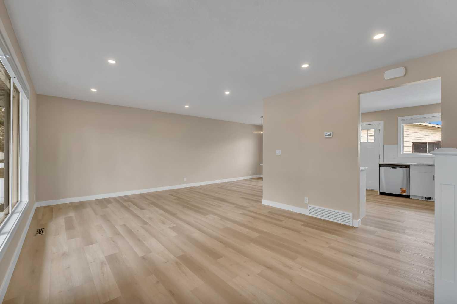 221 Madeira Crescent NE
