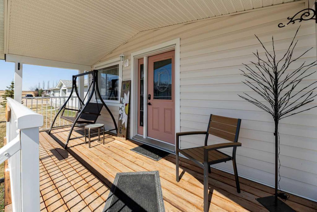 Photo of 16 Baywood Link, Sylvan Lake, AB T4S 0A7 (MLS # A2305559)