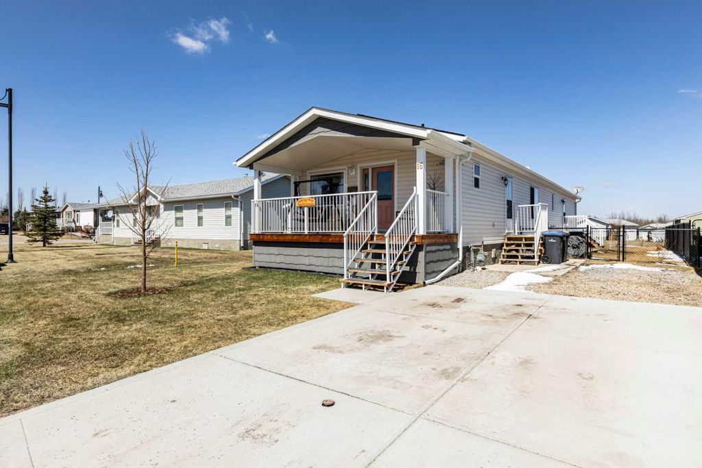 Photo of 16 Baywood Link, Sylvan Lake, AB T4S 0A7 (MLS # A2305559)