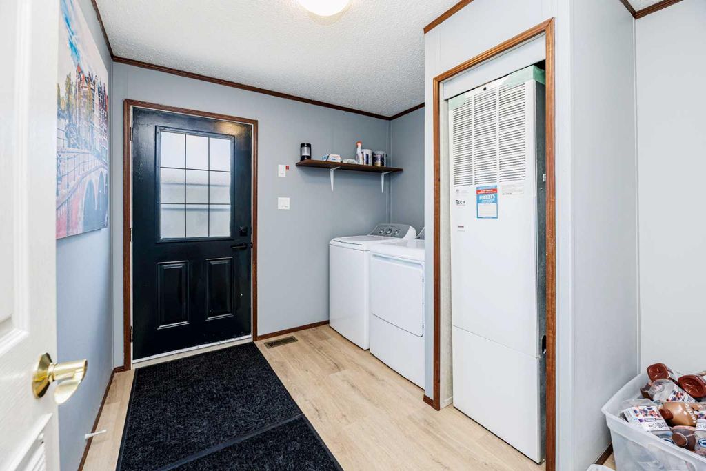 Photo of 16 Baywood Link, Sylvan Lake, AB T4S 0A7 (MLS # A2305559)