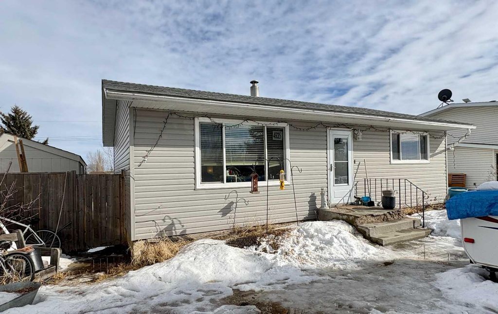 Photo of 4935 53 Street, Islay, AB T0B 2J0 (MLS # A2294450)