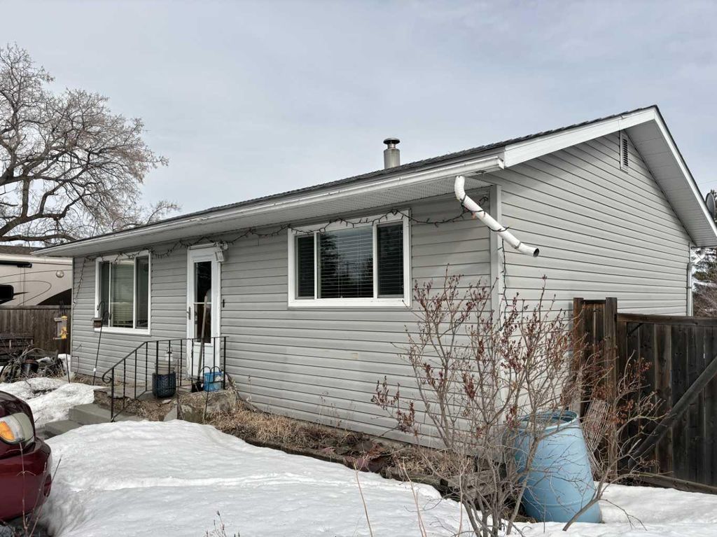 Photo of 4935 53 Street, Islay, AB T0B 2J0 (MLS # A2294450)