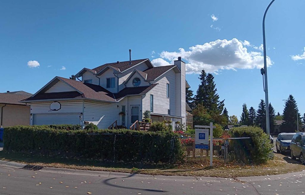 Photo of 4 Fallingworth Bay NE, Calgary, AB T3J 1G3 (MLS # A2314079)