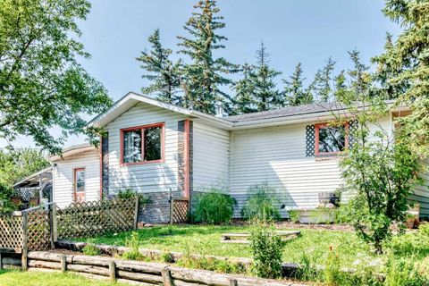 Photo of 440080 Range Road 260, Rural Ponoka County, AB T4J 1R3 (MLS # A2331036)
