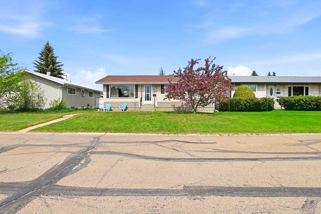 Photo of 4726 47 Avenue, Lacombe, AB T4L 1T9 (MLS # A2313949)