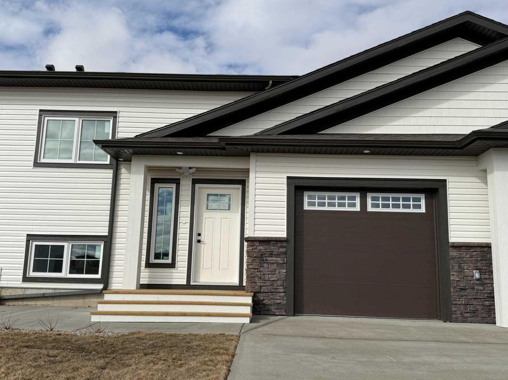 Photo of 427 Meadowlark Way, Vulcan, AB T0L 2B0 (MLS # A2295409)