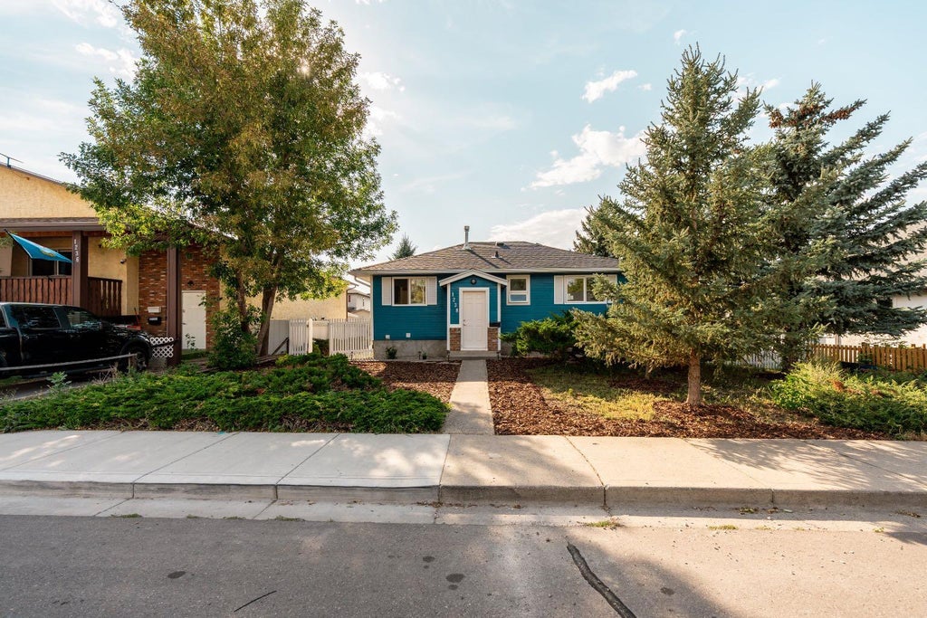 Photo of 1238 8 Street N, Lethbridge, AB T1H 1Z4 (MLS # A2340661)