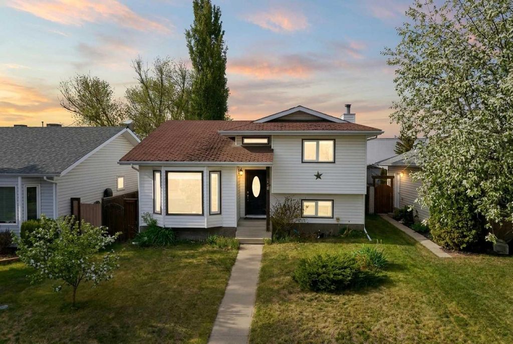 Photo of 76 Dixon Crescent, Red Deer, AB T4R 2H5 (MLS # A2314582)