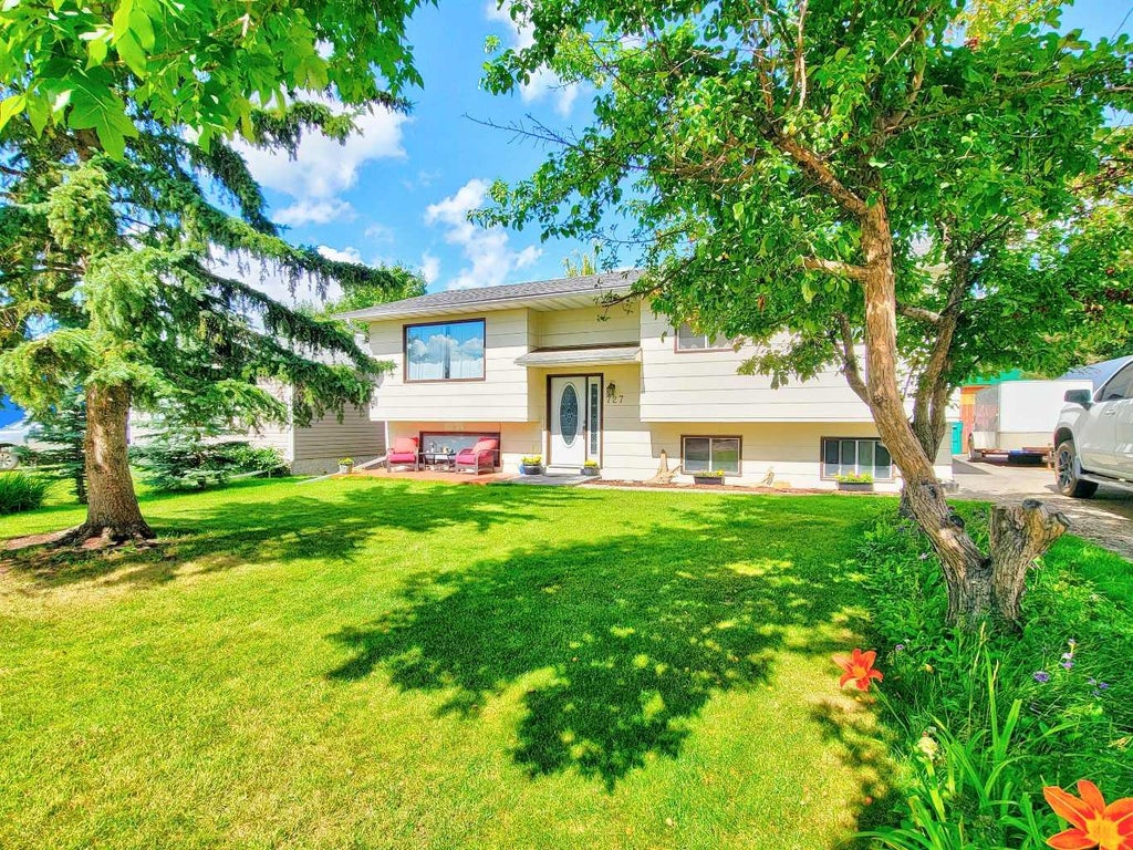 Photo of 727 Oak Drive, Beaverlodge, AB T0H 0C0 (MLS # A2333164)