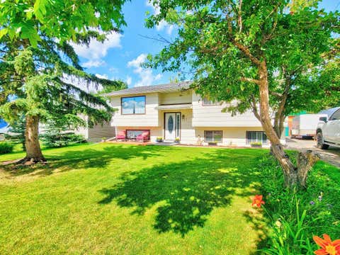 Photo of 727 Oak Drive, Beaverlodge, AB T0H 0C0 (MLS # A2333164)