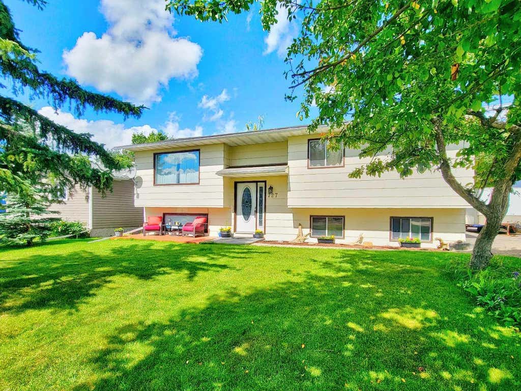 Photo of 727 Oak Drive, Beaverlodge, AB T0H 0C0 (MLS # A2333164)
