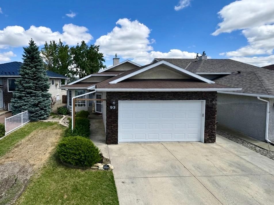 Photo of 93 Heritage Crescent W, Lethbridge, AB T1K 6X2 (MLS # A2317590)