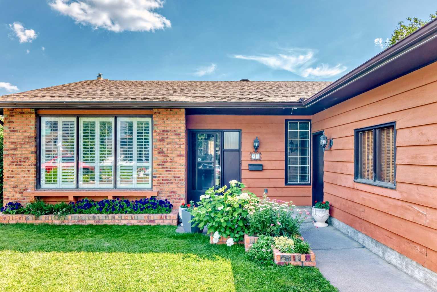 24 Templehill Bay NE