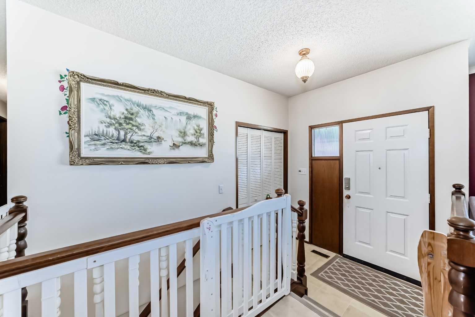 24 Templehill Bay NE